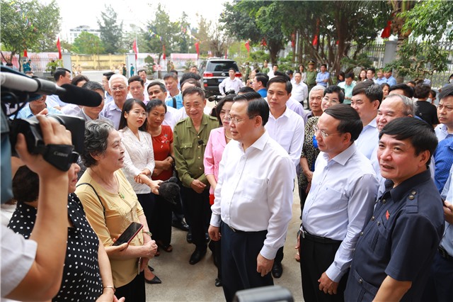 Chủ tịch Quốc hội Vương Đình Huệ kiểm tra công tác chuẩn bị bầu cử tại điểm bầu cử khu phố 2A và 2B phường Hồng Hải,TP Hạ Long