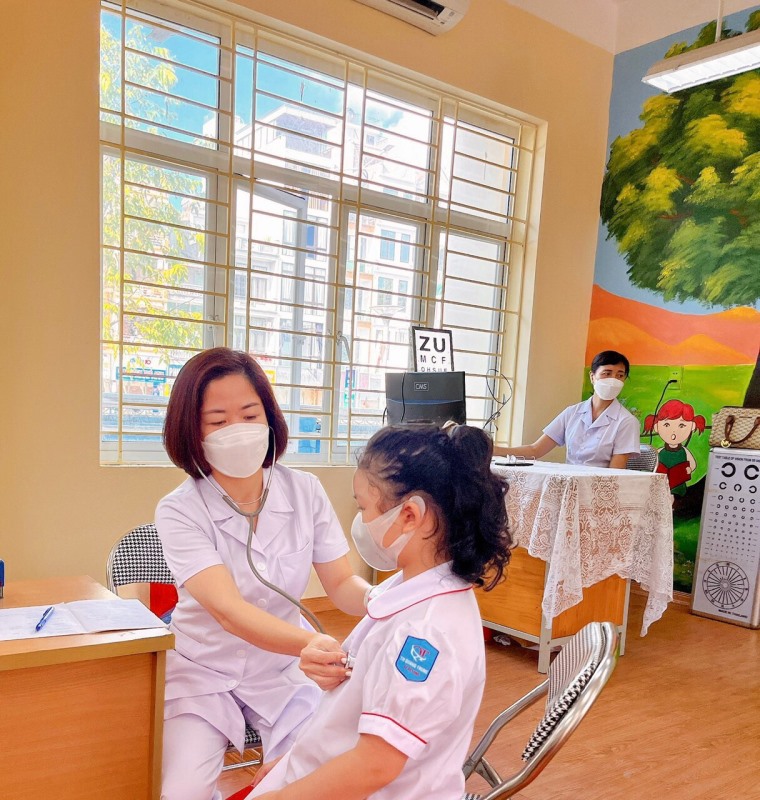 Trường Tiểu học Quang Trung phường Hồng Hải khám sức khỏe định kỳ cho học sinh