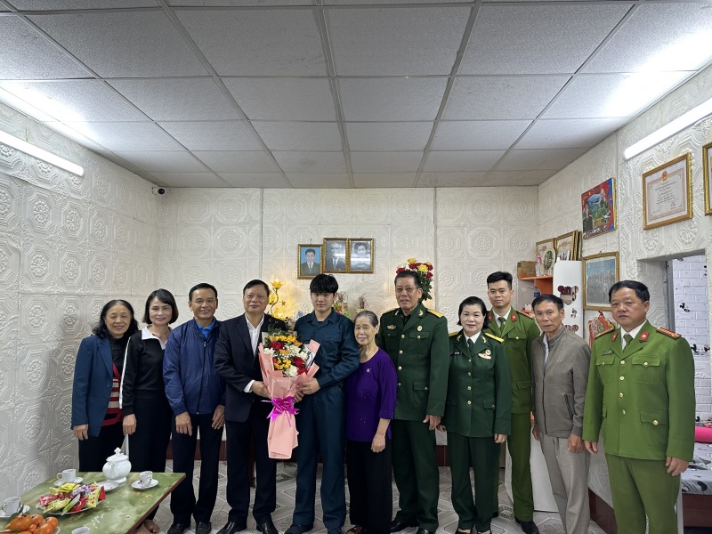 Phường Hồng Hải thăm tặng quà tân binh lên đường nhập ngũ năm 2024.