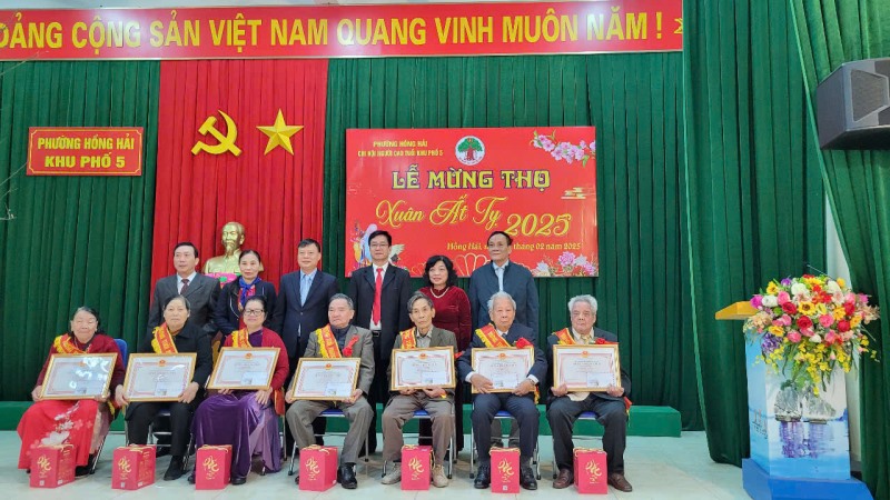 Khu phố 5 phường Hồng Hải tổ chức Lễ mừng thọ Người cao tuổi xuân Ất Tỵ năm 2025