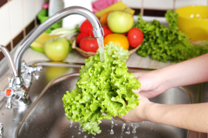 Rửa rau bằng nước muối có giúp loại bỏ hoá chất, diệt giun sán?