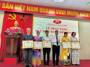 Đảng bộ phường Hồng Hải trao tặng Huy hiệu Đảng đợt 19/5/2025