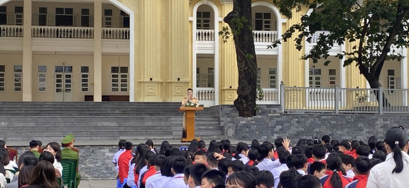 Công an phường Hồng Hải phối hợp BGH trường THPT Hòn Gai tuyên truyền về luật ATGT, Luật quản lý vũ khí, vật liệu nổ