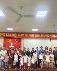 Phường Hồng Hải phối hợp với các đơn vị, doanh nghiệp, nhà hảo tâm trên địa bàn phường trao quà các cháu hoàn cảnh khó khăn