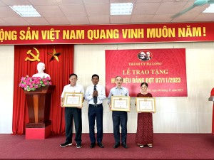 Đảng bộ Phường Hồng Hải long trọng tổ chức Lễ trao tặng Huy hiệu Đảng đợt 7/11/2023