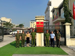 Công an phường Hồng Hải: Tổ chức gắn biển “Công an phường kiểu mẫu về an ninh, trật tự và văn minh đô thị” 